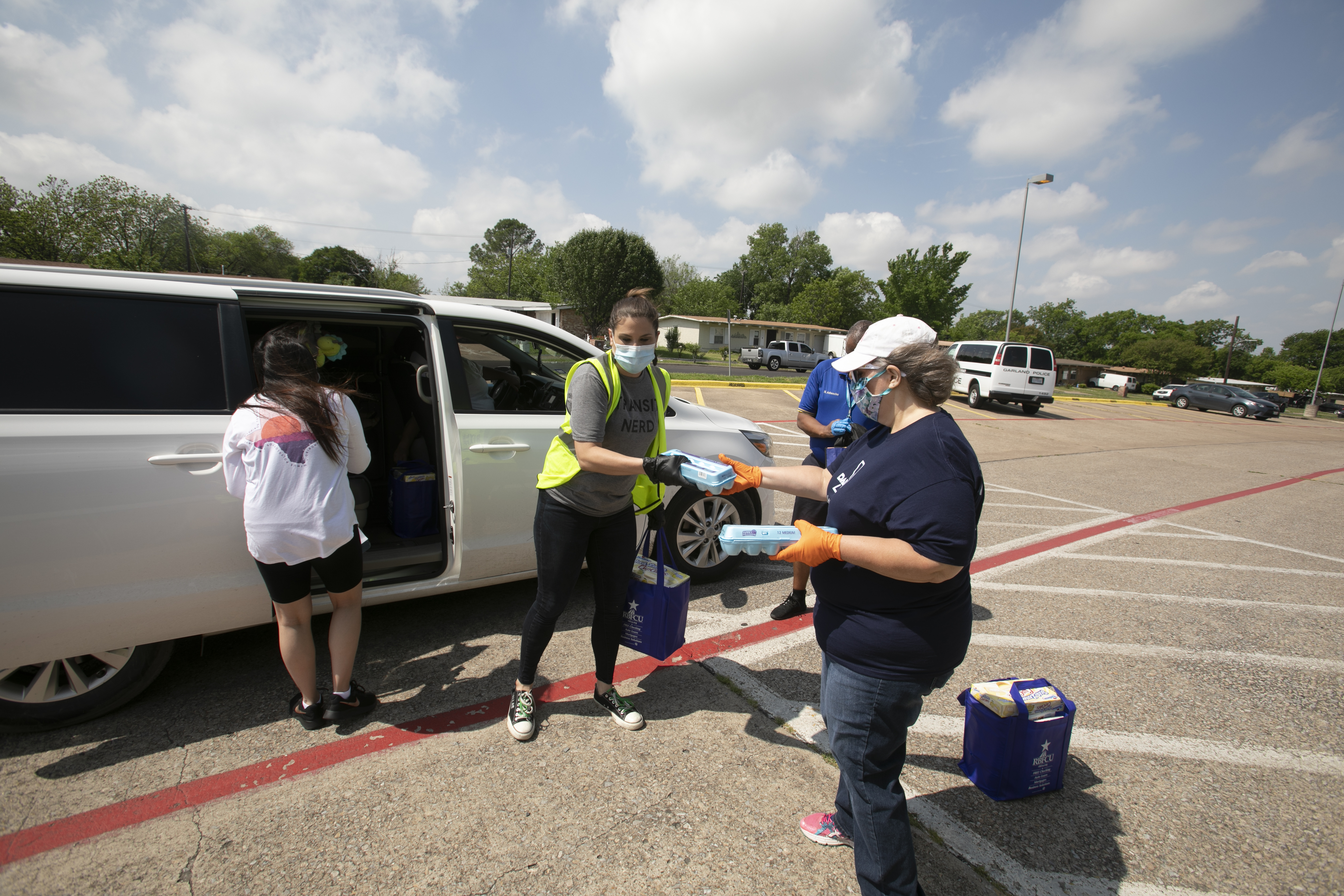 DART Buses Begin Delivering Meals to Garland Students